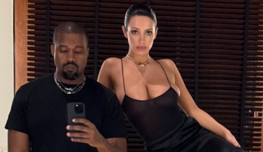 Δεν άφησε πολλά στη φαντασία: Η νέα αποκαλυπτική εμφάνιση της Μ.Σενσόρι με κορμάκι – «Ξεχείλιζε» το στήθος της