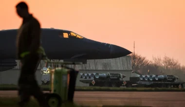 Στις φλόγες η αεροπορική βάση Φέρφορντ της Αγγλίας: Εκεί σταθμεύουν και τα αμερικανικά βομβαρδιστικά