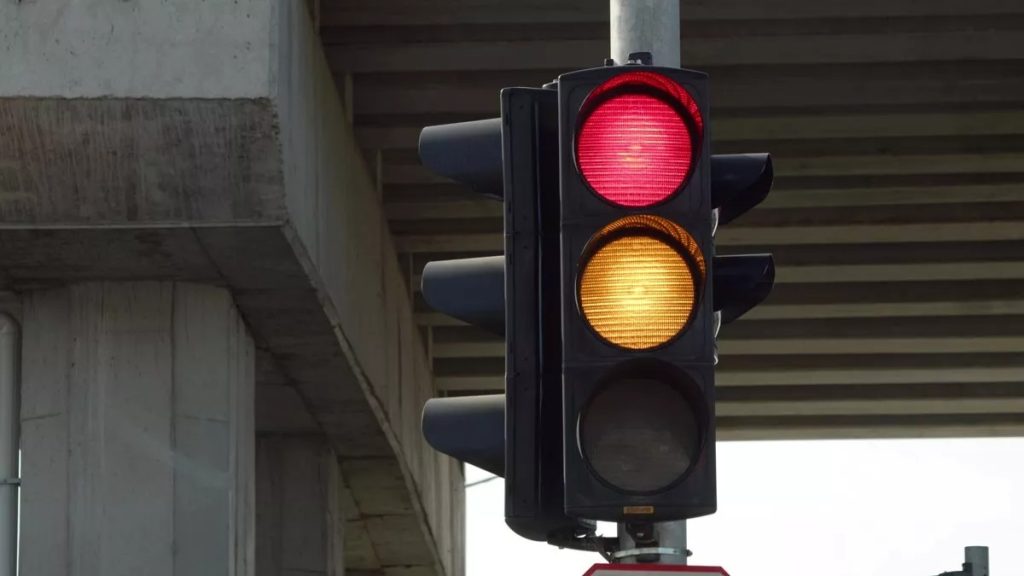 Επιτρέπεται ή όχι να περνάμε με πορτοκαλί φανάρι; – Τι προβλέπει ο νέος ΚΟΚ
