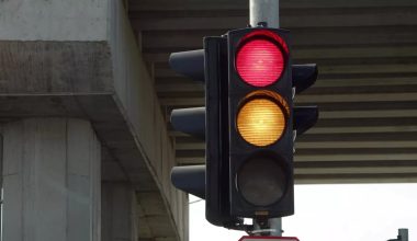 Επιτρέπεται ή όχι να περνάμε με πορτοκαλί φανάρι; – Τι προβλέπει ο νέος ΚΟΚ