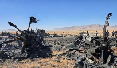 Το Ιράν επιδεικνύει τα αμερικανικά απομεινάρια από την επιχείρηση διάσωσης του πιλότου (βίντεο)