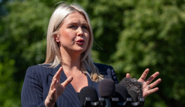 Η «προφητική» δήλωση της Καρολάιν Λέβιτ: «Θα ακουστούν πυροβολισμοί στην αίθουσα – Συντονιστείτε» (βίντεο)