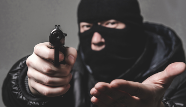 Άλιμος: Συνελήφθησαν δύο ανήλικοι που λήστευαν με όπλα και χατζάρες καταστήματα