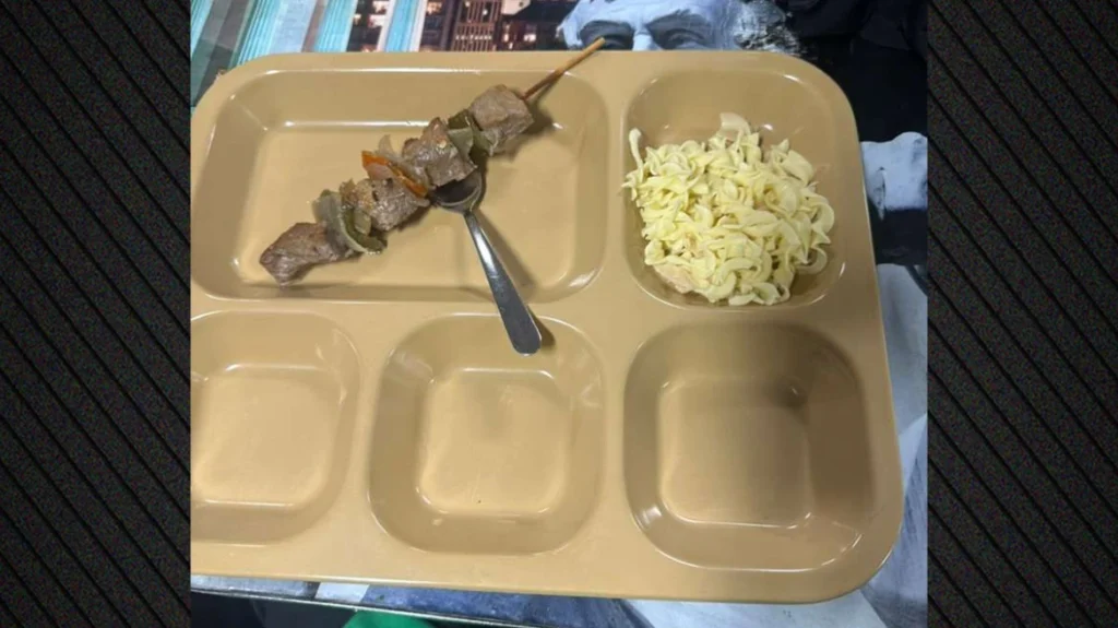 «Θύελλα» αντιδράσεων προκάλεσαν νέες φωτογραφίες με τα «φτωχά» γεύματα των στρατιωτών στο USS Abraham Lincoln