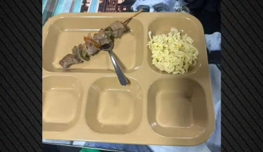 «Θύελλα» αντιδράσεων προκάλεσαν νέες φωτογραφίες με τα «φτωχά» γεύματα των στρατιωτών στο USS Abraham Lincoln