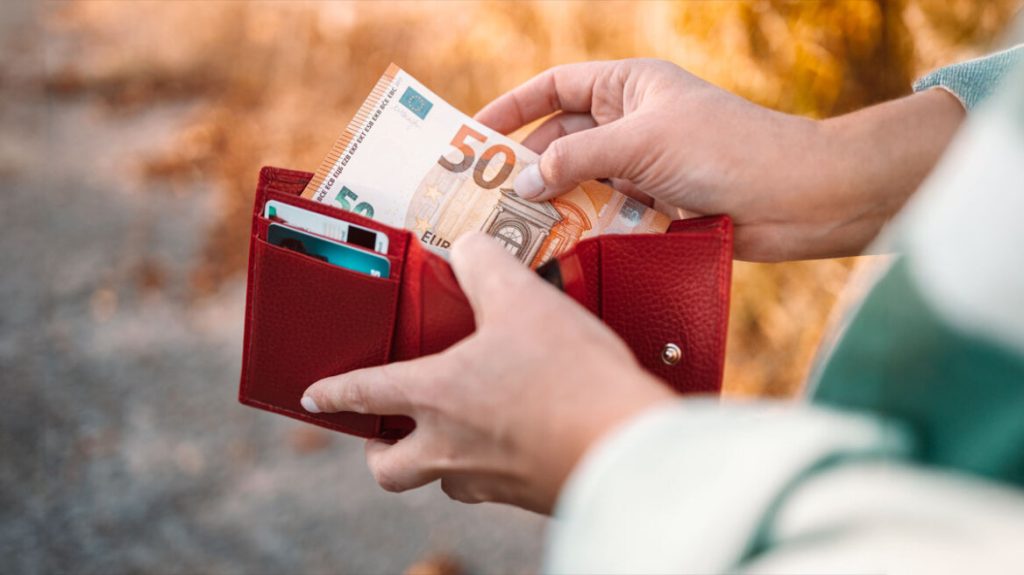 Όταν ο μισθός κάνει «φτερά»: Οι πέντε «παγίδες» που καταναλώνουν το εισόδημά μας χωρίς να το καταλαβαίνουμε