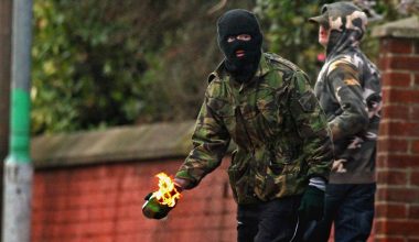 H οργάνωση ΝΕW IRA προκάλεσε έκρηξη οχήματος έξω από αστυνομικό τμήμα στο Μπέλφαστ – Δείτε βίντεο