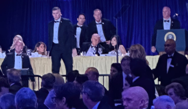 Δημοσιογράφος του BBC για τους πυροβολισμούς στο δείπνο ανταποκριτών: «Άνθρωποι έτρεχαν πανικόβλητοι»