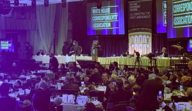 Βίντεο: Viral ο άνδρας που παρά τους πυροβολισμούς στο δείπνο ανταποκριτών του Λευκού Οίκου συνέχιζε να… τρώει