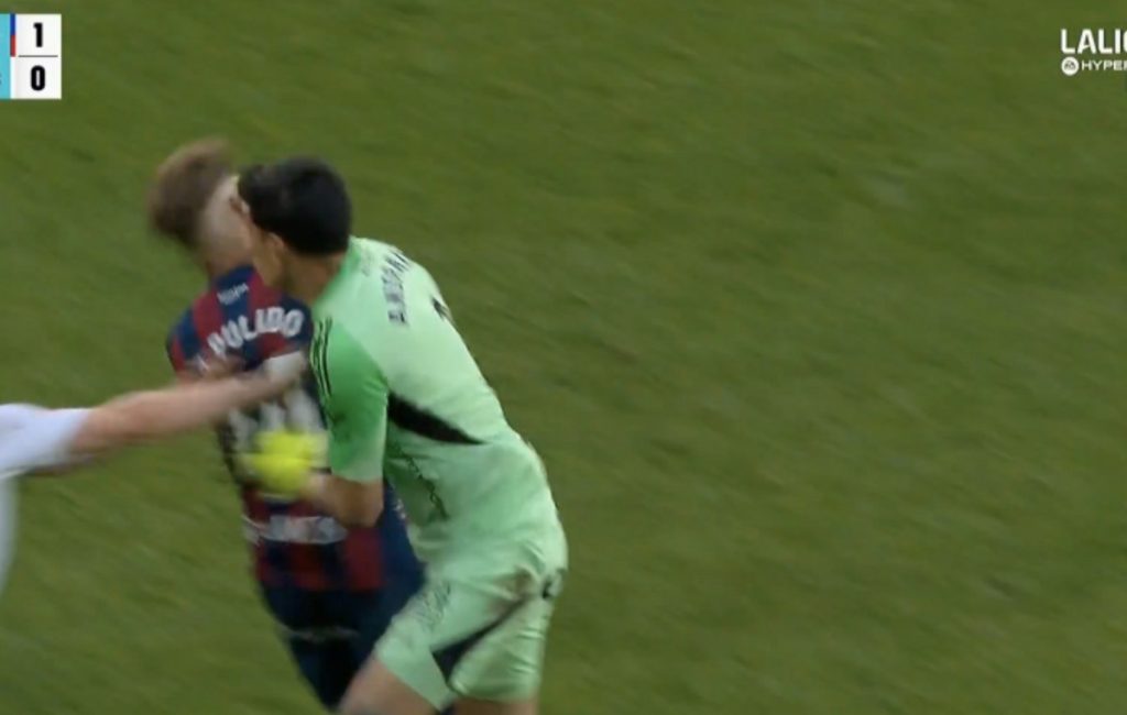 Ρινγκ έγινε το Ουέσκα-Σαραγόσα: Ο τερματοφύλακας των φιλοξενούμενων έριξε μπουνιά σε αντίπαλό του (βίντεο)