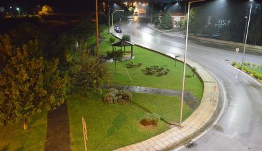 Ρουμανία: Η στιγμή που κολώνα φωτισμού καταπλακώνει γυναίκα και το δίχρονο παιδί της! (βίντεο)