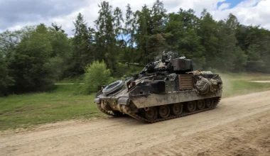 Bίντεο: Ουκρανικό ΤΟΜΑ M2-Bradley αιχμαλωτίστηκε άθικτο από Ρώσους