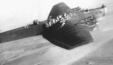 Βίντεο: Οι αλεξιπτωτιστές «σκαρφάλωναν» πάνω στο σοβιετικό βομβαρδιστικό TB-3 για να κάνουν άλμα!