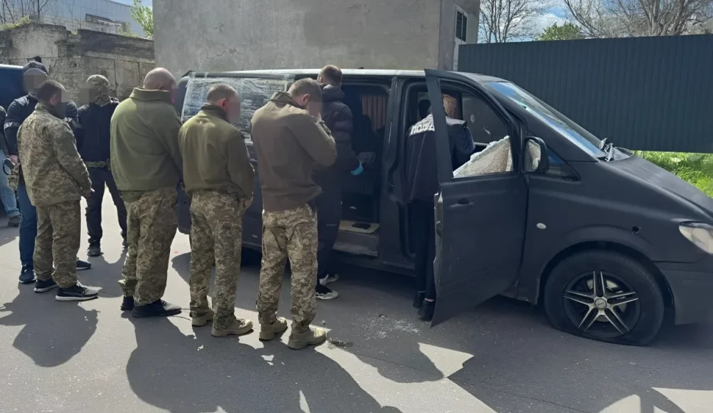 Βίντεο: Ουκρανοί πηδούν από τα παράθυρα γυμναστηρίου για να αποφύγουν την στρατολόγηση