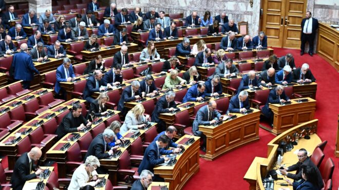 «Στα κάγκελα» οι «γαλάζιοι» βουλευτές με την πρόταση για 200 βουλευτές: «Να γίνουν 500» για να χωρέσουν όλοι…