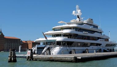 Η Ουκρανία βγάζει σε δημοπρασία το κατασχεμένο πολυτελές γιοτ «Royal Romance»: H αξία του εκτιμάται στα 200 εκατ.