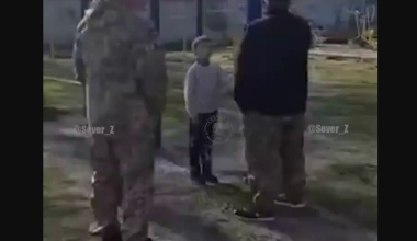 Τραγικές σκηνές: H TCC προσπάθησε να πάρει με το ζόρι έναν πατέρα – Τους κοίταζε αποσβολωμένος ο γιος του (βίντεο)