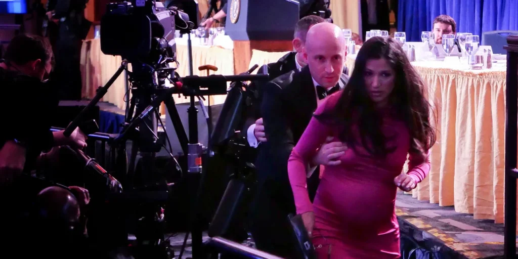 Οι Δημοκρατικοί κατηγορούν σύμβουλο του Τραμπ ότι χρησιμοποίησε την έγκυο σύζυγό του για «ασπίδα»! (βίντεο)