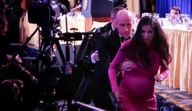 Οι Δημοκρατικοί κατηγορούν σύμβουλο του Τραμπ ότι χρησιμοποίησε την έγκυο σύζυγό του για «ασπίδα»! (βίντεο)