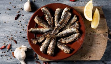 Σαρδέλες: Το «φυσικό botox» για το δέρμα – Γιατί αξίζει να τις καταναλώνετε όσο πιο συχνά μπορείτε