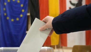 Η AfD περνά στην πρώτη θέση στη Γερμανία με 28% – Υποχωρεί η CDU/CSU στο 24%