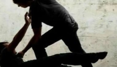 Ηράκλειο: Παρέα νεαρών δέχθηκε άγρια επίθεση από κουκουλοφόρους – Στο νοσοκομείο δύο άτομα