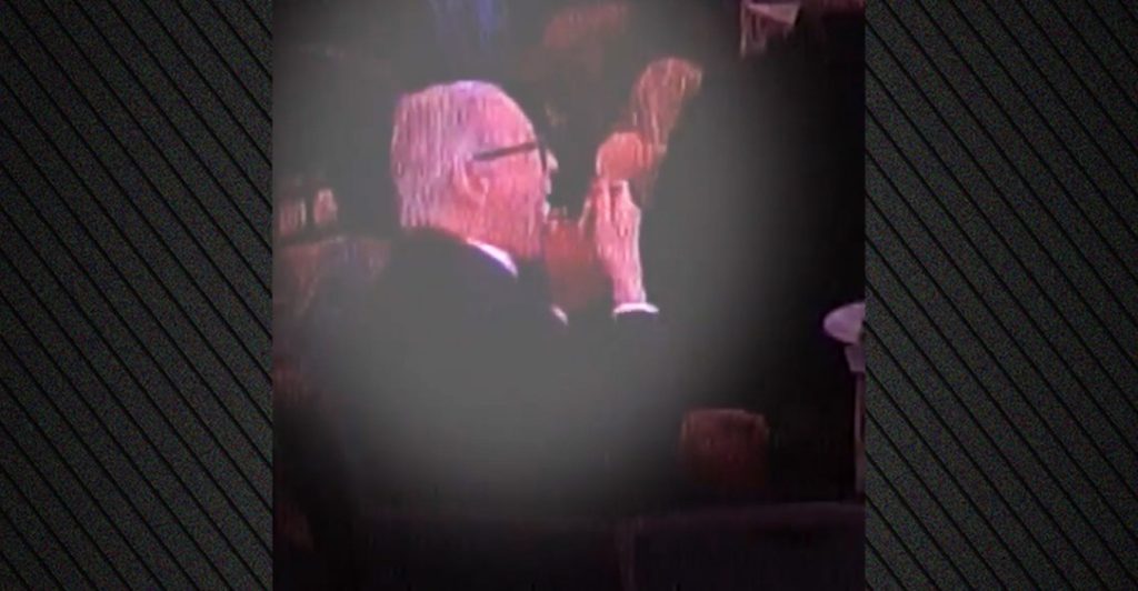 «Ήθελα να δω τη δράση»: Τι λέει ο άνδρας που έτρωγε ατάραχος την ώρα των πυροβολισμών στο δείπνο ανταποκριτών