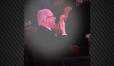 «Ήθελα να δω τη δράση»: Τι λέει ο άνδρας που έτρωγε ατάραχος την ώρα των πυροβολισμών στο δείπνο ανταποκριτών