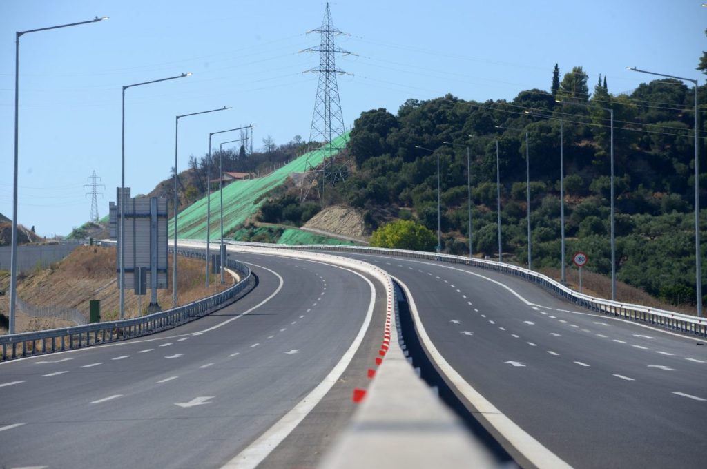 Τρόμος στην ΕΟ Πατρών-Πύργου: Οδηγός πήγαινε με την… όπισθεν μέσα σε σήραγγα! (βίντεο)
