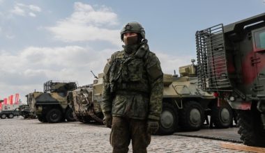 Βίντεο: Ρώσος στρατιώτης πάνω σε «γουρούνα» γλιτώνει την τελευταία στιγμή από επίθεση ουκρανικού drone