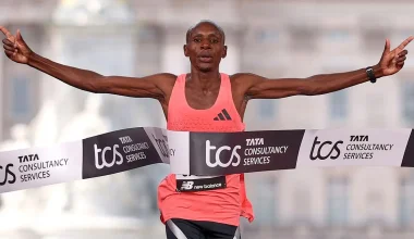 Ποιος είναι ο Κενυατής δρομέας που έγινε ο πρώτος στον κόσμο που έτρεξε μαραθώνιο σε λιγότερο από δύο ώρες!