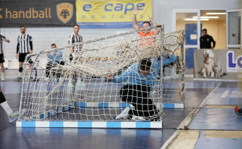 Άγιο είχε ο τερματοφύλακας του ΠΑΟΚ: Το τέρμα έπεσε δίπλα του στον αγώνα με την ΑΕΚ (βίντεο)