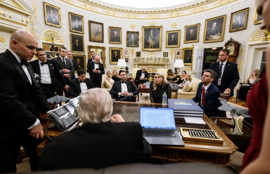 Ο Ν.Τραμπ και οι υπουργοί του αμέσως μετά την ένοπλη επίθεση (φωτό) – «Ο πρόεδρος ήταν ατρόμητος» είπε η Κ.Λέβιτ