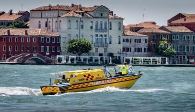 Βενετία: Σκάφος τυλίχθηκε στις φλόγες – Τραυματίστηκε ο ιδιοκτήτης