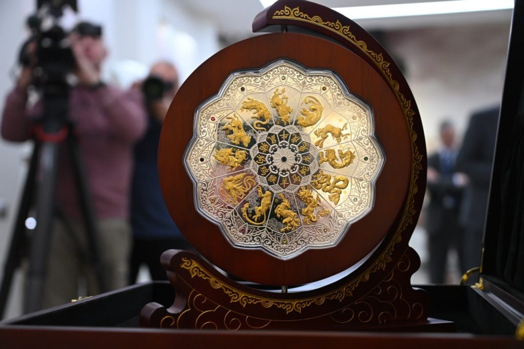 Η Λευκορωσία παρουσίασε το μεγαλύτερο νόμισμα στην ιστορία της: Είναι ασημένιο και ζυγίζει 1,5 κιλό