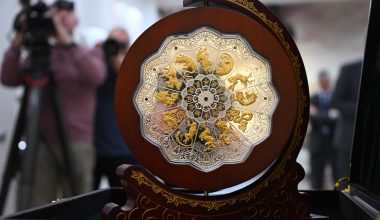 Η Λευκορωσία παρουσίασε το μεγαλύτερο νόμισμα στην ιστορία της: Είναι ασημένιο και ζυγίζει 1,5 κιλό