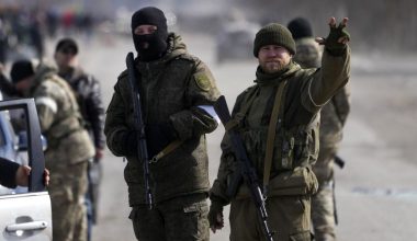 Συγκινητική στιγμή: Μαχητής της Akhmat μετέφερε το άψυχο σώμα Ρώσου στρατιώτη – Τον έδεσε στην πλάτη του (βίντεο)