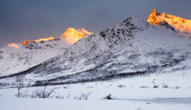 Το βουνό στην Κίνα που το πρωί «φλέγεται»: Τι είναι το φαινόμενο της «αλπικής λάμψης» (βίντεο)