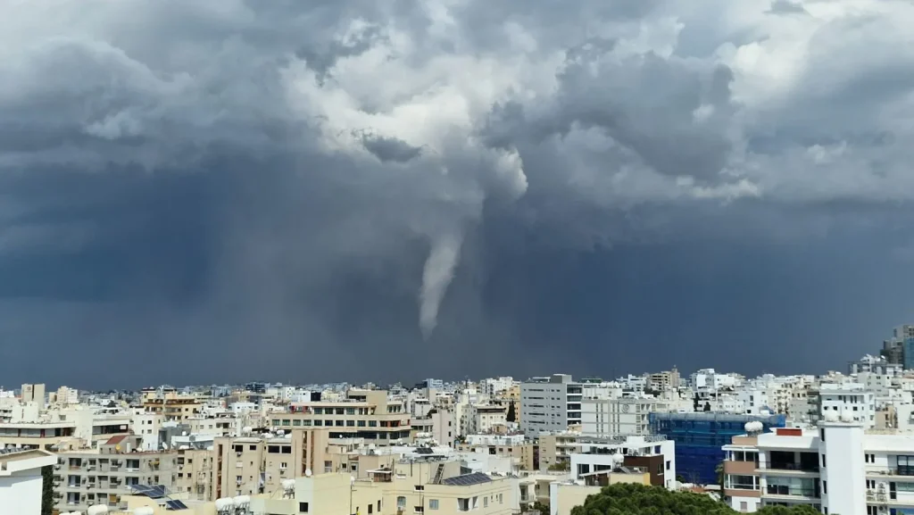 Κύπρος: Mεγάλος ανεμοστρόβιλος εμφανίστηκε στην ανατολική Λευκωσία – Δείτε βίντεο