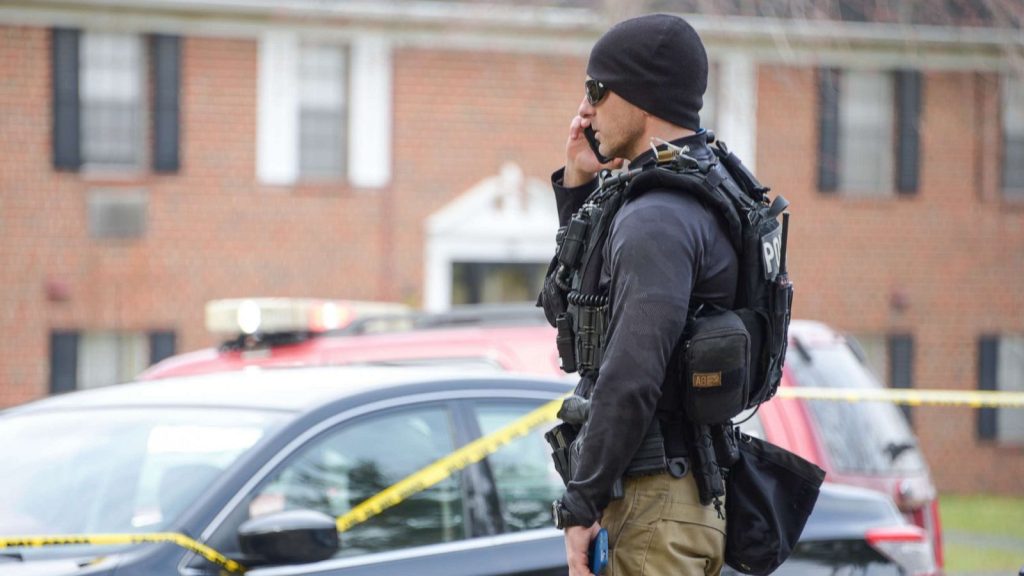 Βίντεο: Αστυνομικός στην Βαλτιμόρη πυροβολεί πολλές φορές κακοποιό που προσπαθεί να τον μαχαιρώσει & συνεχίζει να έρχεται κατά πάνω του!