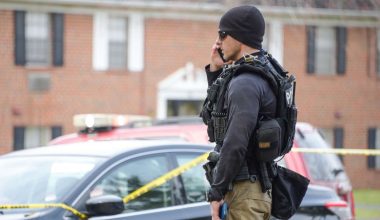 Βίντεο: Αστυνομικός στην Βαλτιμόρη πυροβολεί πολλές φορές κακοποιό που προσπαθεί να τον μαχαιρώσει και συνεχίζει να έρχεται κατά πάνω του!