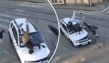 Τρομακτικό τροχαίο στη Ρωσία: Μηχανή «καρφώθηκε» σε ΙΧ και οι αναβάτες της «εκσφενδονίστηκαν» (βίντεο)