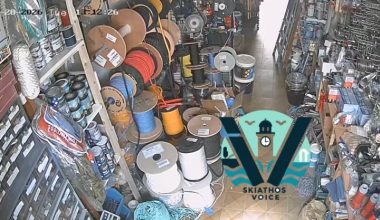 Σκιάθος: H στιγμή που ο σεισμός των 4,9 Ρίχτερ «κτυπά» το νησί (βίντεο)