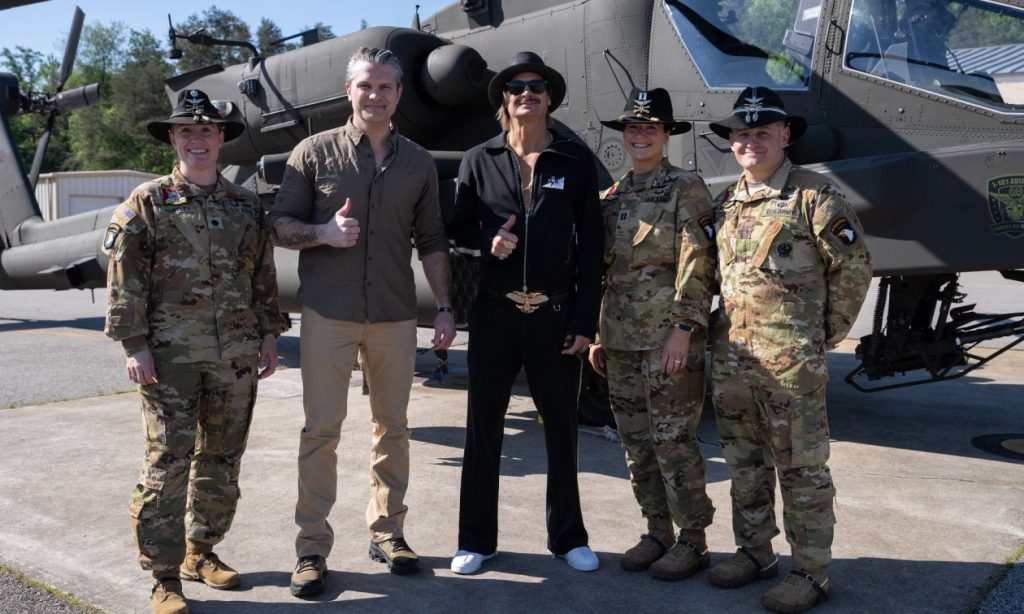 Apache πέταξαν πάνω από το σπίτι του Kid Rock: «Μπράβο» από τον Π.Χέγκσεθ και αντιδράσεις (βίντεο)