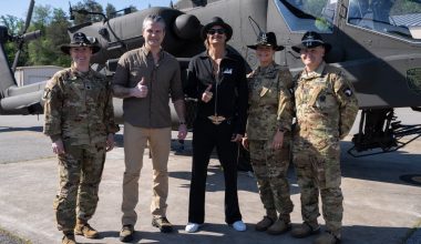 Apache πέταξαν πάνω από το σπίτι του Kid Rock: «Μπράβο» από τον Π.Χέγκσεθ και αντιδράσεις (βίντεο)