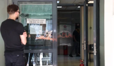 ΕΦΚΑ: Δείτε τη στιγμή που ο 89χρονος βγαίνει με την καραμπίνα από το υποκατάστημα στον Κεραμεικό (βίντεο)