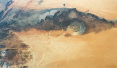 «Μάτι της Σαχάρα»: Τι είναι η τεράστια δομή που φαίνεται μέχρι και από τον Διεθνή Διαστημικό Σταθμό