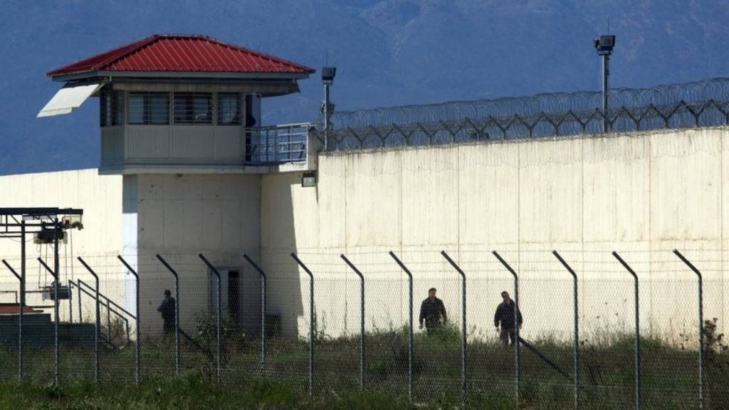Φυλακές Τρικάλων: Xειροπέδες σε γυναίκα που επιχείρησε να περάσει ναρκωτικές ουσίες