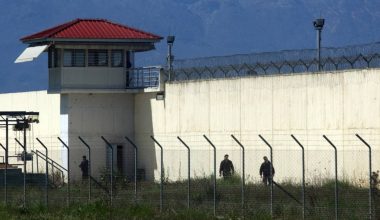 Φυλακές Τρικάλων: Xειροπέδες σε γυναίκα που επιχείρησε να περάσει ναρκωτικές ουσίες