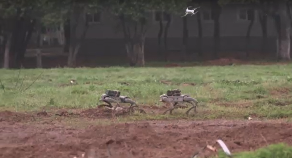 Κίνα: Ο Στρατός εκπαιδεύεται με ρομποτικά «σκυλιά» και επιθετικά drones!